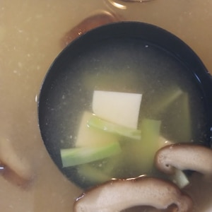 節約メニュー☆ブロッコリの茎と椎茸と豆腐の味噌汁